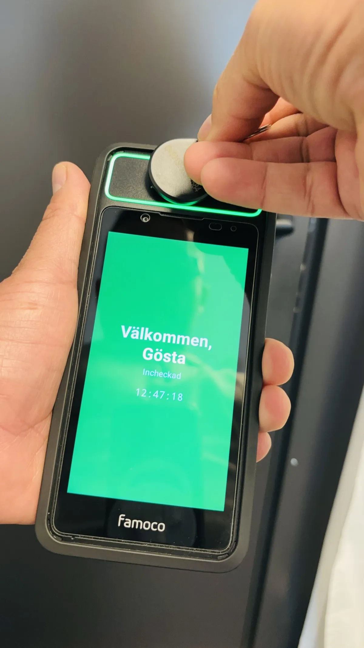 Nodico Box i skyddsram hålls i handen medan en Blipp hålls mot läsaren och ringen lyser grönt